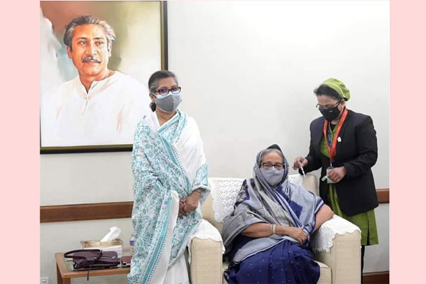 করোনার টিকা নিলেন প্রধানমন্ত্রী শেখ হাসিনা