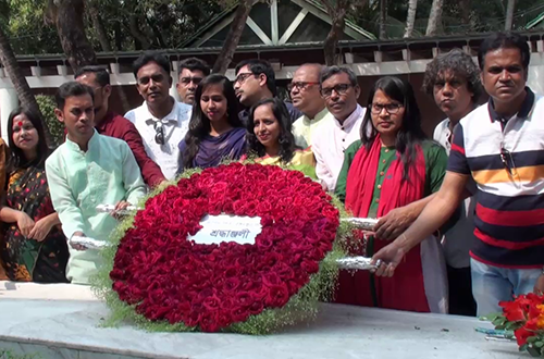টুঙ্গিপাড়ায় বঙ্গবন্ধুর সমাধিতে ঢাকা সাংবাদিক ইউনিয়ন নেতৃবৃন্দের শ্রদ্ধা