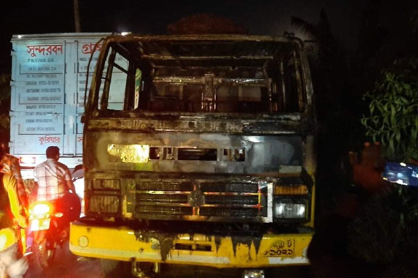 বাকেরগঞ্জে মালবাহী ট্রাকে অগ্নিসংযোগের অভিযোগ