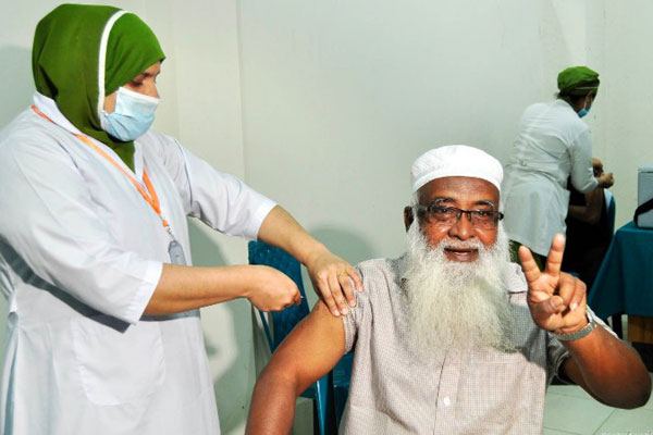এক দিনে টিকা নিল ১ লাখের বেশি মানুষ