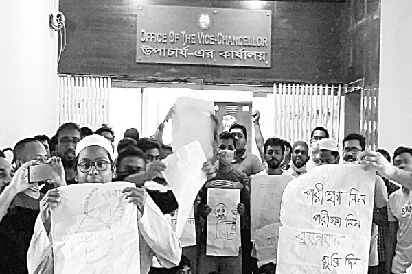 পরীক্ষার দাবিতে ডুয়েটের শিক্ষার্থীদের বিক্ষোভ