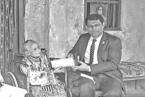 শহীদ শংকুর মায়ের খোঁজ নিলেন ডিসি, মেয়র