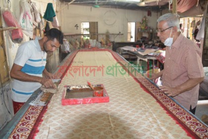 বাজারে ঐতিহ্যবাহী খাদি শাড়ির চাহিদা বাড়ছে
