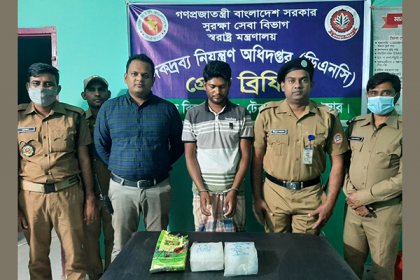 টেকনাফে মাদক দ্রব্যসহ মাদক ব্যবসায়ী আটক
