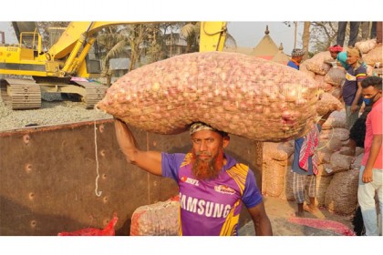 হিলি স্থলবন্দর দিয়ে আবার পিয়াজ আমদানি শুরু