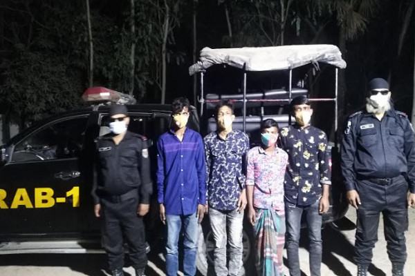 শ্রীপুরে ৪ ছিনতাইকারী আটক