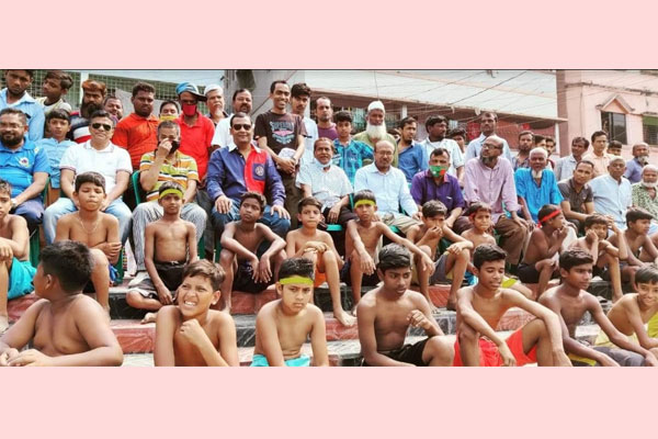 নারায়ণগঞ্জে সাঁতার প্রতিযোগিতায় উৎসবের আমেজ