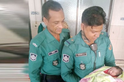 ফুটপাতে সন্তান প্রসব, মানবিকতার উদাহরণ হয়ে পাশে দাঁড়াল পুলিশ