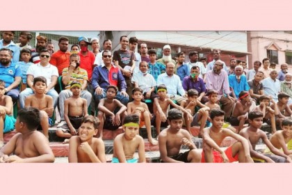নারায়ণগঞ্জে সাঁতার প্রতিযোগিতায় উৎসবের আমেজ