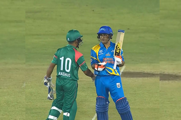 শেবাগের ব্যাটিং তাণ্ডবে বাংলাদেশের সাবেকদের হার