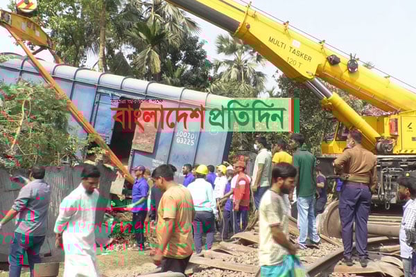 ২২ ঘণ্টা পরও সচল হয়নি রেল যোগাযোগ, সাময়িক বরখাস্ত প্রকৌশলী 


