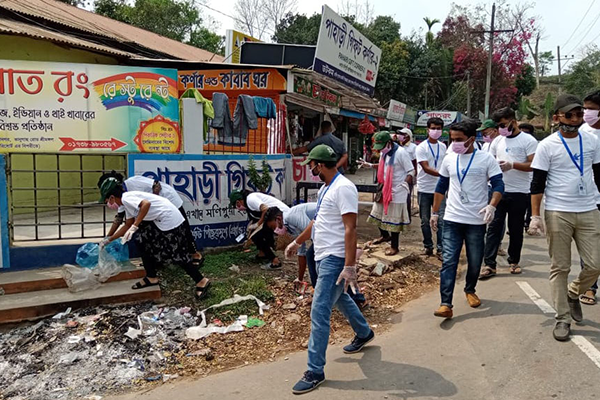 শ্রীমঙ্গলে সড়কের আবর্জনা পরিষ্কার করছে ইয়েস গ্রুপের সদস্যরা