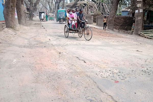 বগুড়ার সারিয়াকান্দি সড়কটি এখন মৃত্যুফাঁদ