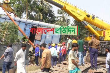 ২২ ঘণ্টা পরও সচল হয়নি রেল যোগাযোগ, সাময়িক বরখাস্ত প্রকৌশলী 

