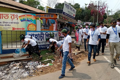 শ্রীমঙ্গলে সড়কের আবর্জনা পরিষ্কার করছে ইয়েস গ্রুপের সদস্যরা