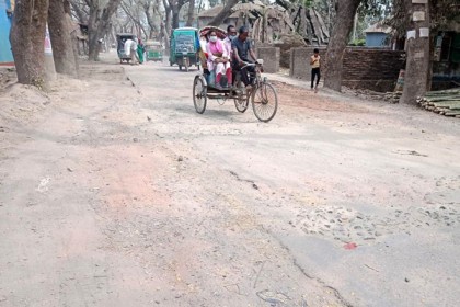 বগুড়ার সারিয়াকান্দি সড়কটি এখন মৃত্যুফাঁদ