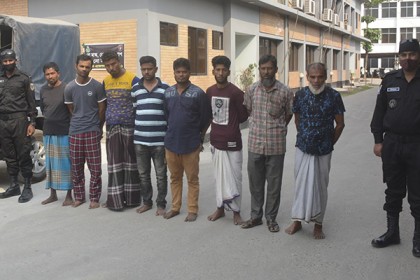 কোটি টাকার পোশাকসহ র‌্যাবের হাতে গ্রেফতার ৮