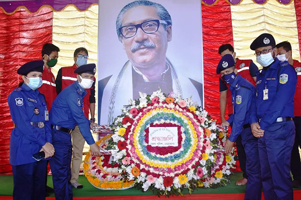 নেত্রকোনায় বঙ্গবন্ধুর প্রতিকৃতিতে পুলিশ বিভাগের শ্রদ্ধাঞ্জলি