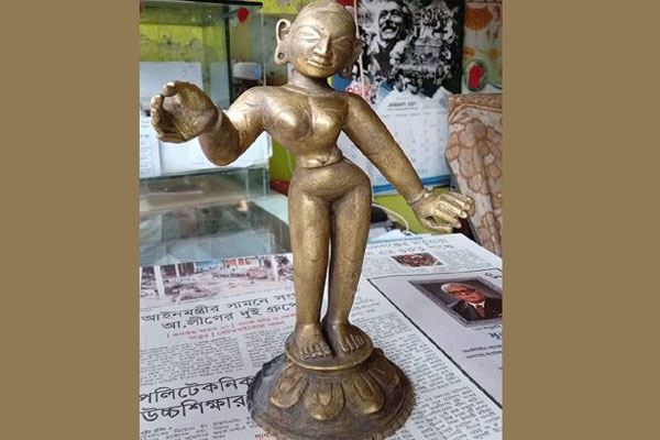 পুকুরে মাটি খুঁড়তে গিয়ে মিলল সোনালি মূর্তি 

