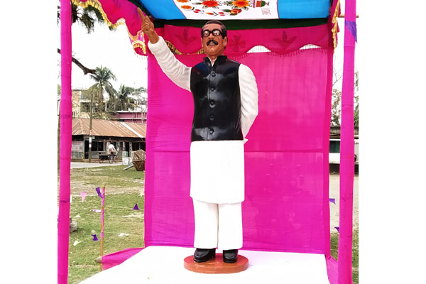 প্রধানমন্ত্রীকে উপহার দিতে বঙ্গবন্ধুর মুর‌্যাল তৈরি করেছেন প্রতিবন্ধী কাঠমিস্ত্রি 