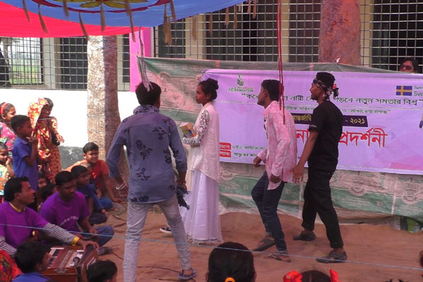 
ঝিনাইদহে নারীর প্রতি সহিংসতা প্রতিরোধে পথনাটক 