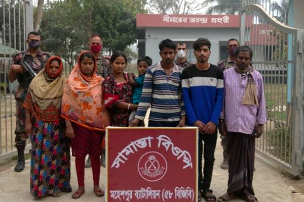 অবৈধভাবে ভারতে যাওয়ার সময় নারী-শিশুসহ ৬ জন আটক