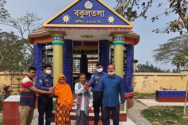 অভিযুক্ত স্বামী-স্ত্রীকে ফুলেল শুভেচ্ছা দিল পুলিশ