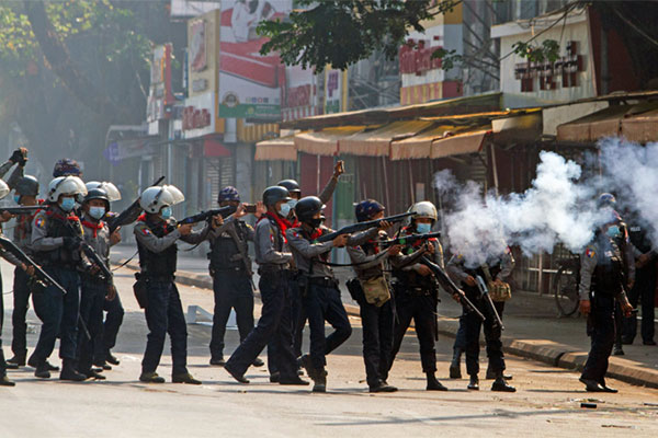 মিয়ানমারে রাতভর অভিযান, দিনে বিক্ষোভে গুলি

