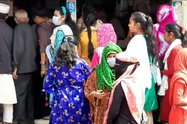 করোনার ভাতা পাওয়ার গুজব, শিক্ষার্থীদের আবেদনের হিড়িক