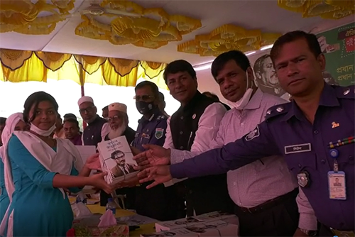 ৭ মার্চ উপলক্ষে নাটোরে চার হাজার শিক্ষার্থীদের মাঝে বঙ্গবন্ধুর অসমাপ্ত আত্মজীবনী বিতরণ