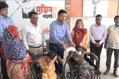 বরিশালে মুজিববর্ষ উপলক্ষে দুই প্রতিবন্ধীকে হুইল চেয়ার বিতরণ