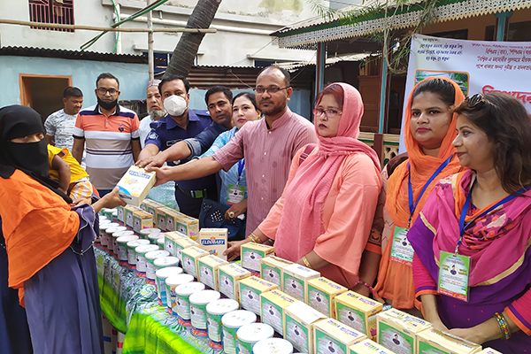 মুন্সীগঞ্জে শিশুদের মাঝে গুঁড়া দুধ বিতরণ