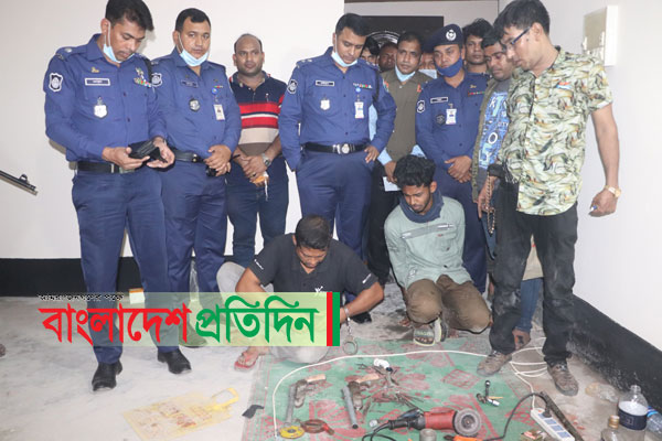 পাবনায় বাড়িতে আগ্নেয়াস্ত্র তৈরির কারখানা, আটক ২
