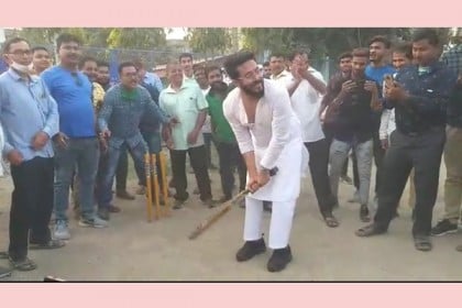 তৃণমূলের প্রার্থী হয়েই রাজ মাঠে নেমে খেললেন ক্রিকেট, তুললেন সেলফি