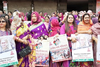 নারী দিবসে নয়াপল্টনে মহিলা দলের শোভাযাত্রা