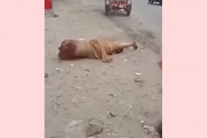 ভাড়া দিতে না পারায় বাস থেকে ছুড়ে ফেলা হলো প্রতিবন্ধী নারীকে