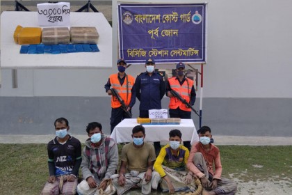 সেন্টমার্টিনে ইয়াবা ও কাঠের নৌকাসহ ৫ মাদক পাচারকারী আটক


