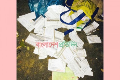 ফুটপাতে ব্যাগভর্তি জাতীয় পরিচয়পত্র!