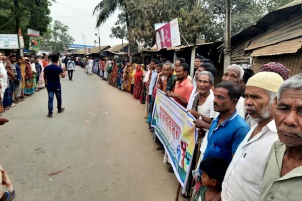 কালিয়াকৈরে পৌর কাউন্সিলরের বিরেুদ্ধে অপপ্রচারের প্রতিবাদে মানববন্ধন