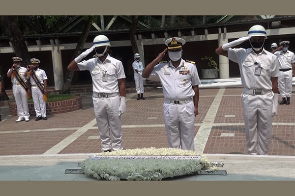 বঙ্গবন্ধুর সমাধিতে ভারতীয় নৌবাহিনী প্রতিনিধি দলের শ্রদ্ধা নিবেদন 