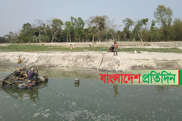 উলিপুরে তিস্তা থেকে বালু উত্তোলন, হুমকির মুখে বাঁধের ডাম্পিং