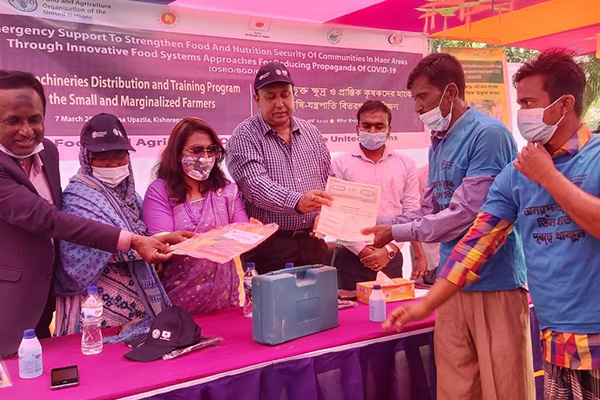 ইটনায় কৃষকের মাঝে কৃষি উপকরণ বিতরণ 