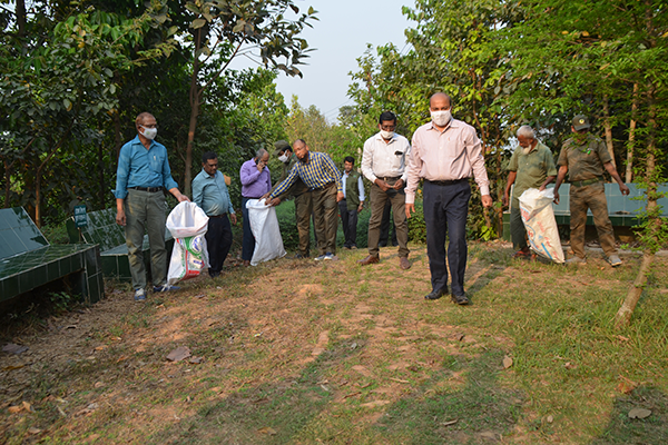 লালমাই উদ্ভিদ উদ্যানে প্লাস্টিক মুক্তকরণ কর্মসূচি