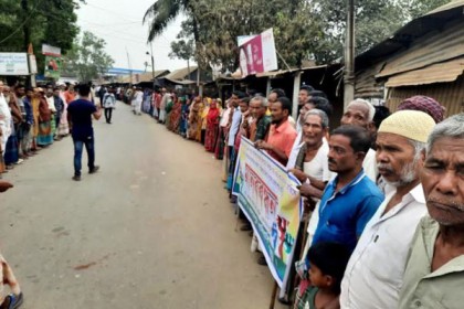 কালিয়াকৈরে পৌর কাউন্সিলরের বিরেুদ্ধে অপপ্রচারের প্রতিবাদে মানববন্ধন