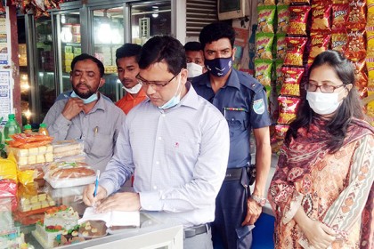 এক কেজি মিষ্টির ২৫০ গ্রামই প্যাকেটের ওজন!