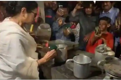 দোকানে চা বানিয়ে স্থানীয়দের পান করালেন মমতা (ভিডিও)

