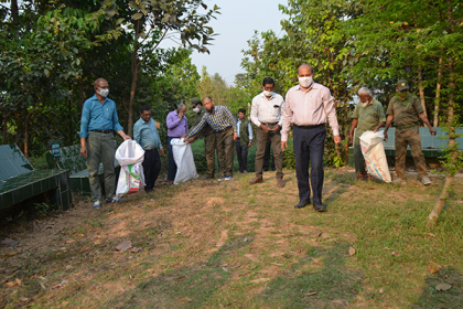লালমাই উদ্ভিদ উদ্যানে প্লাস্টিক মুক্তকরণ কর্মসূচি