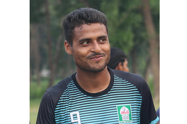 জাতীয় ফুটবল দলে ডাক পেলেন ইবি শিক্ষার্থী রয়েল