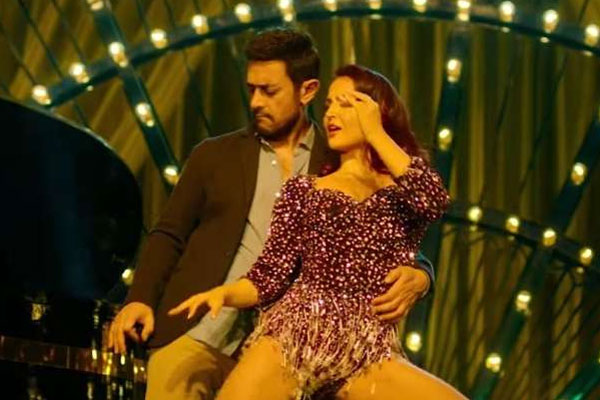 লাভার বয় ইমেজে ঝড় তুললেন আমির (ভিডিও)