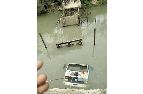 কাঁঠালিয়ায় ব্রিজ ভেঙ্গে ট্রাক খালে, সড়ক যোগাযোগ বন্ধ
